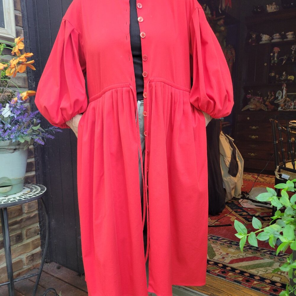 Poppy dress with dropped waist and puff sleeves, with side pockets .